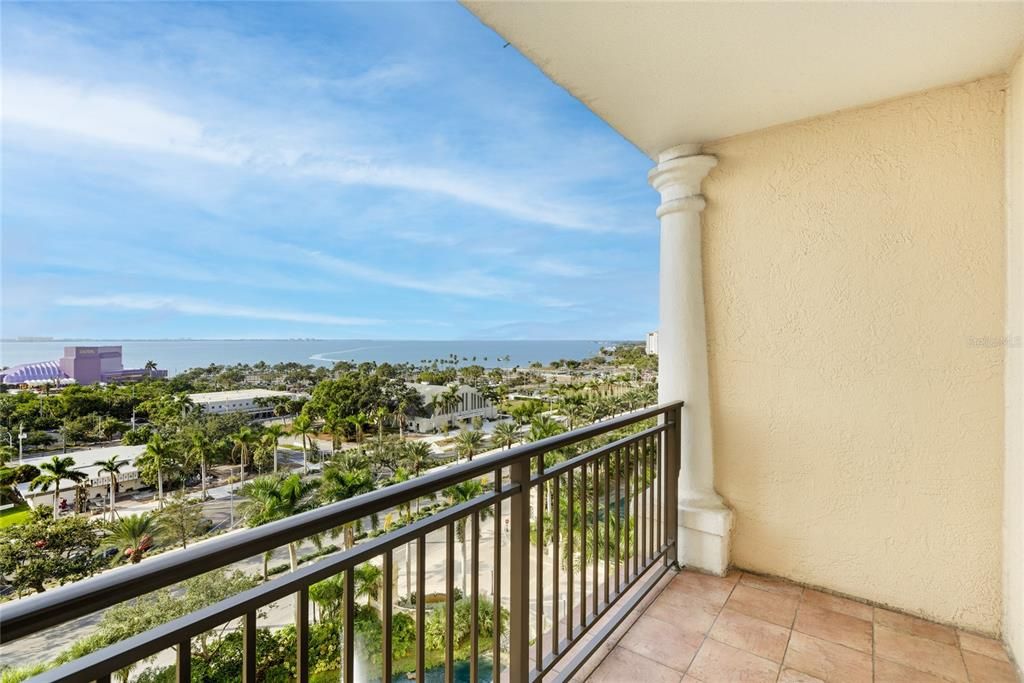 For Sale: $575,000 (1 beds, 1 baths, 815 Square Feet)