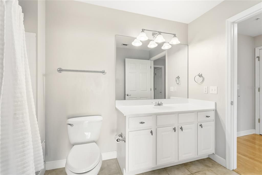 For Sale: $575,000 (1 beds, 1 baths, 815 Square Feet)