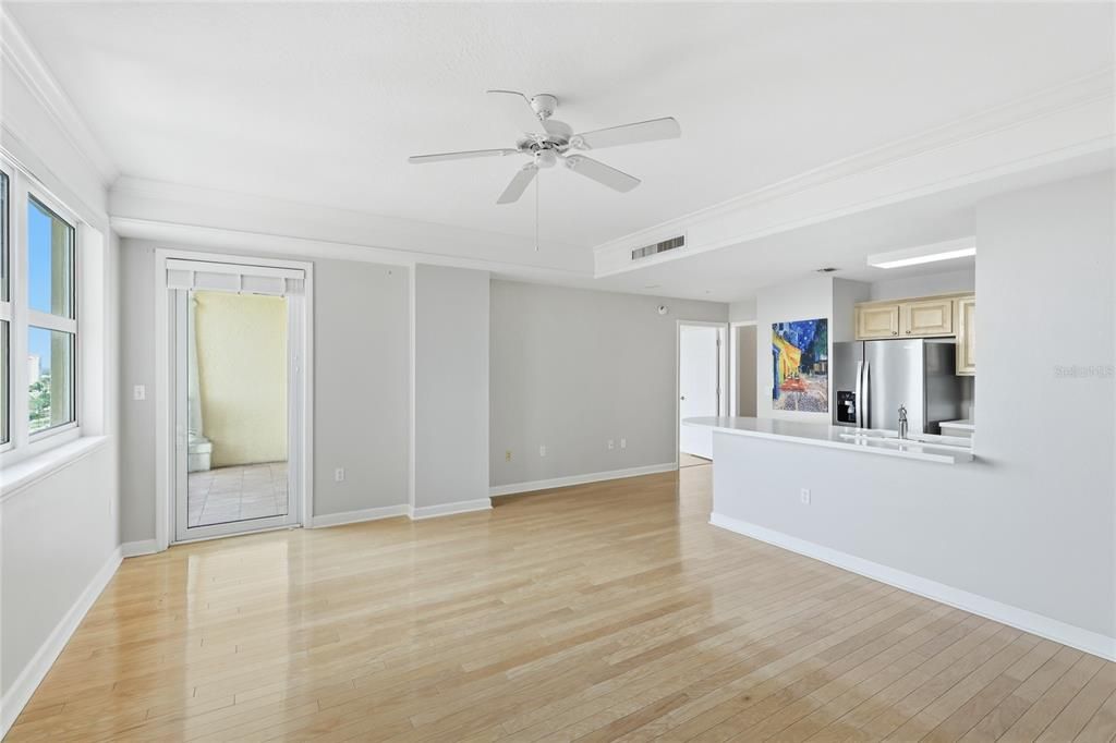 For Sale: $575,000 (1 beds, 1 baths, 815 Square Feet)