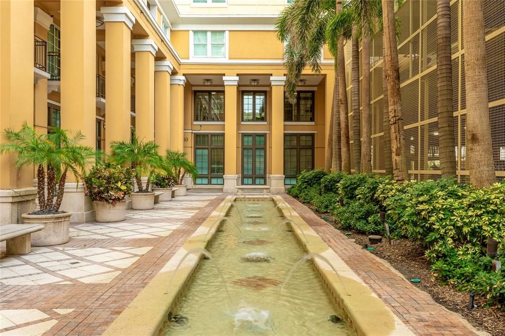 For Sale: $575,000 (1 beds, 1 baths, 815 Square Feet)