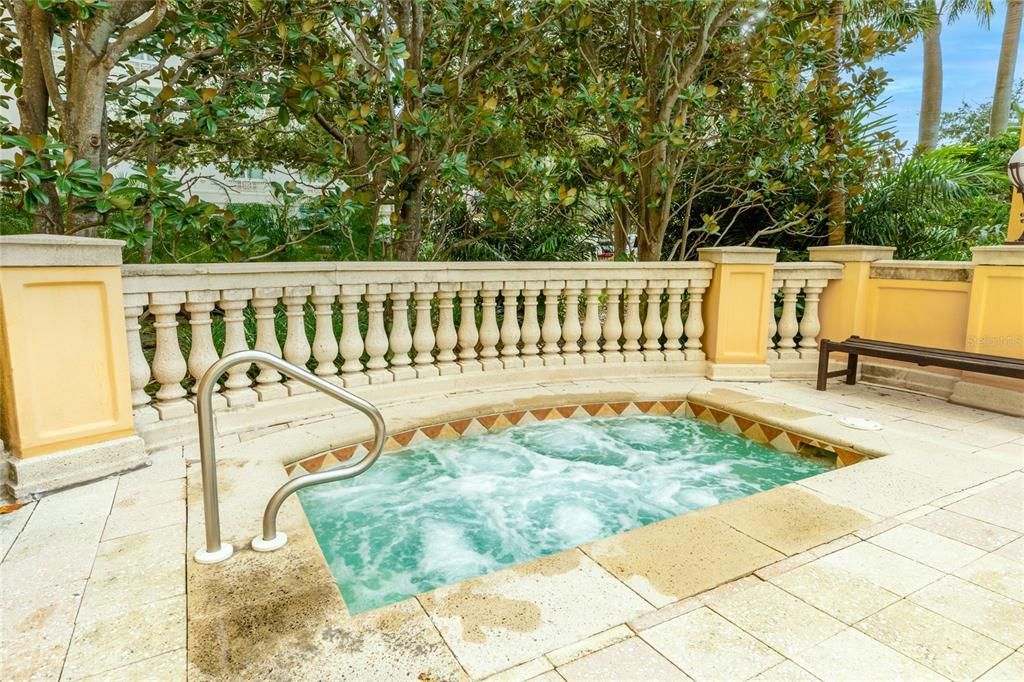 For Sale: $575,000 (1 beds, 1 baths, 815 Square Feet)