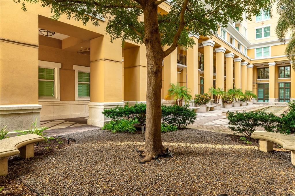 For Sale: $575,000 (1 beds, 1 baths, 815 Square Feet)