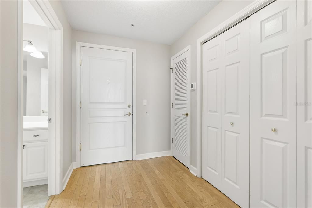 For Sale: $575,000 (1 beds, 1 baths, 815 Square Feet)