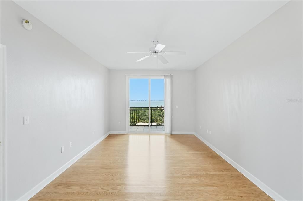 For Sale: $575,000 (1 beds, 1 baths, 815 Square Feet)