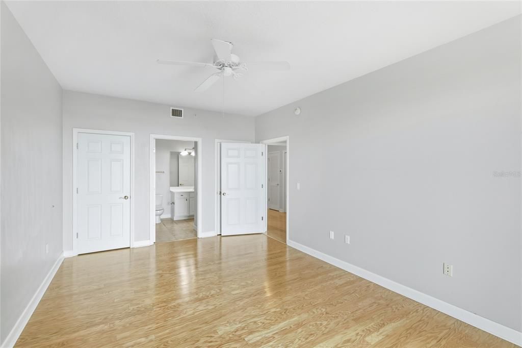 For Sale: $575,000 (1 beds, 1 baths, 815 Square Feet)
