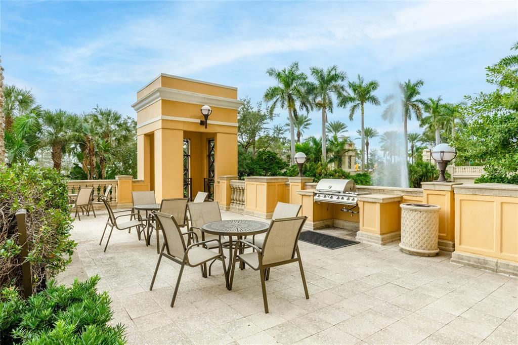 For Sale: $575,000 (1 beds, 1 baths, 815 Square Feet)