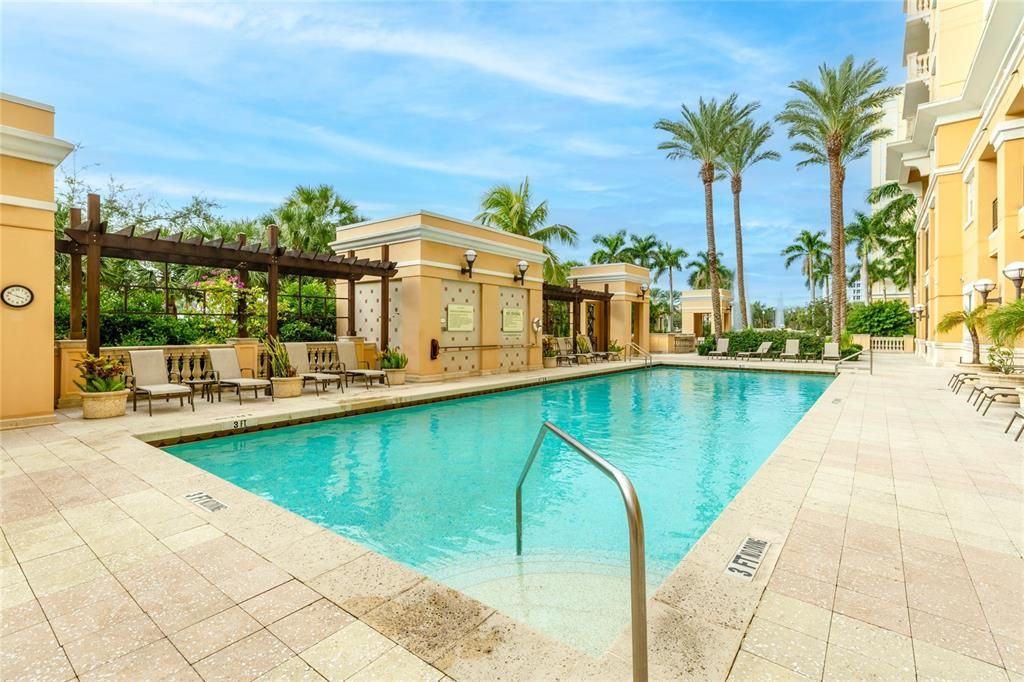 For Sale: $575,000 (1 beds, 1 baths, 815 Square Feet)