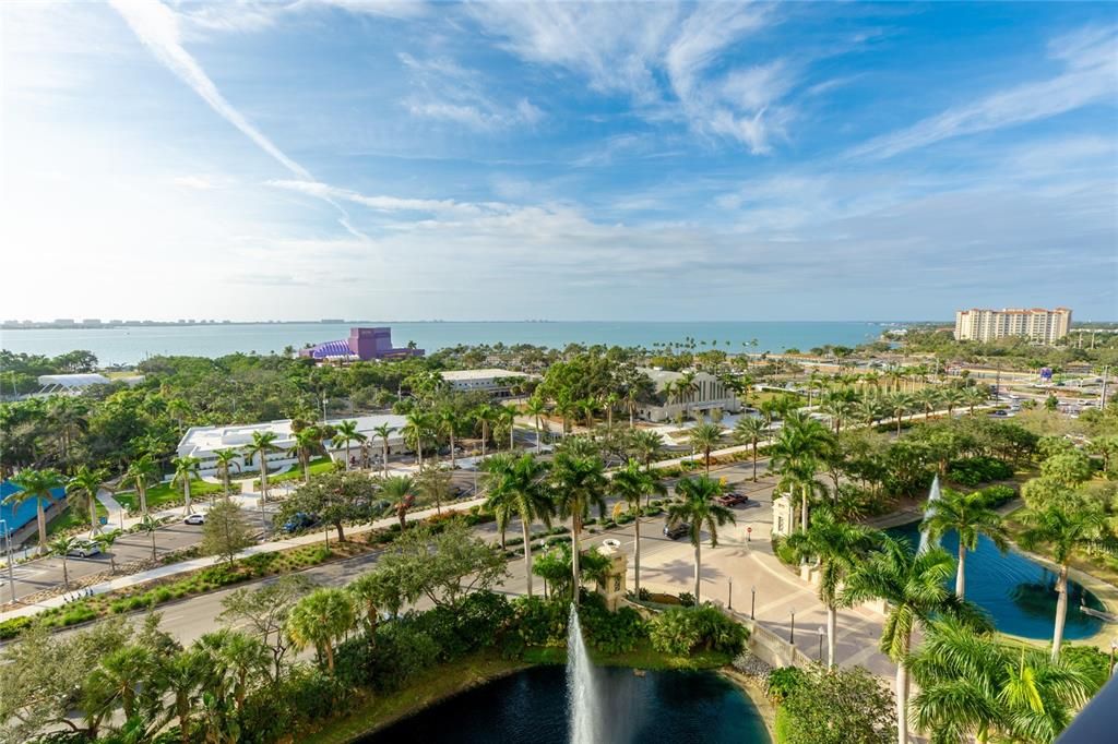 For Sale: $575,000 (1 beds, 1 baths, 815 Square Feet)