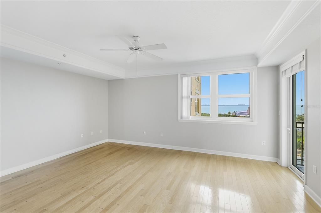 For Sale: $575,000 (1 beds, 1 baths, 815 Square Feet)