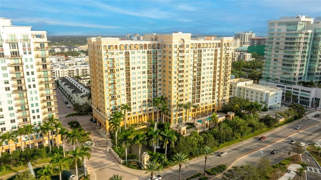 For Sale: $575,000 (1 beds, 1 baths, 815 Square Feet)