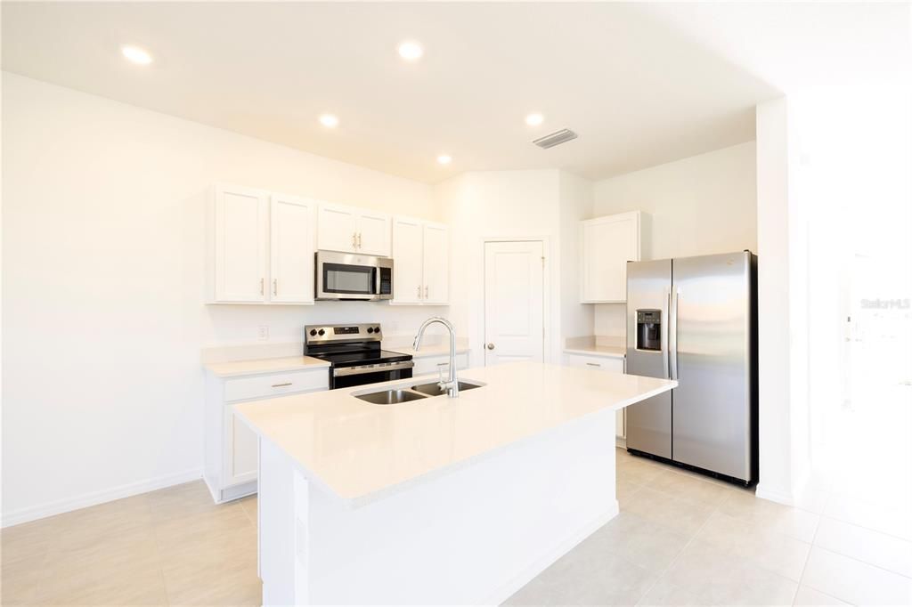 For Rent: $2,095 (3 beds, 2 baths, 1558 Square Feet)