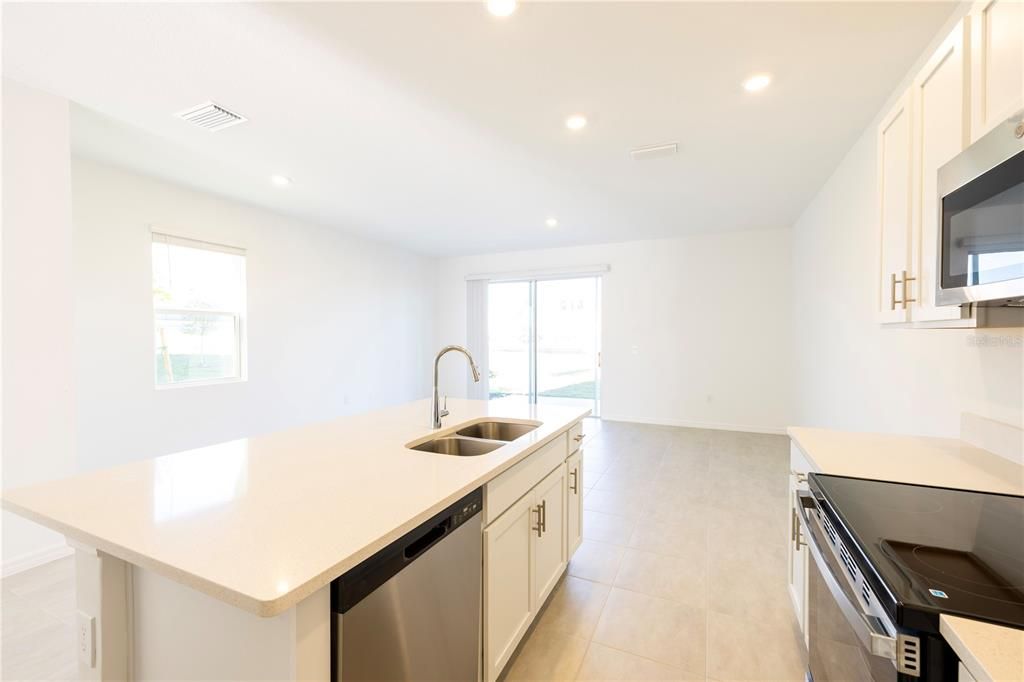 For Rent: $2,095 (3 beds, 2 baths, 1558 Square Feet)