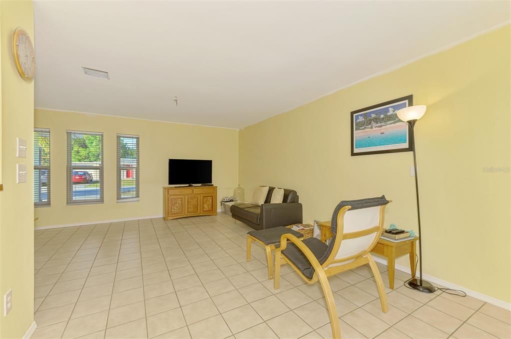 Под контрактом: $449,900 (3 спален, 2 ванн, 1468 Квадратных фут)