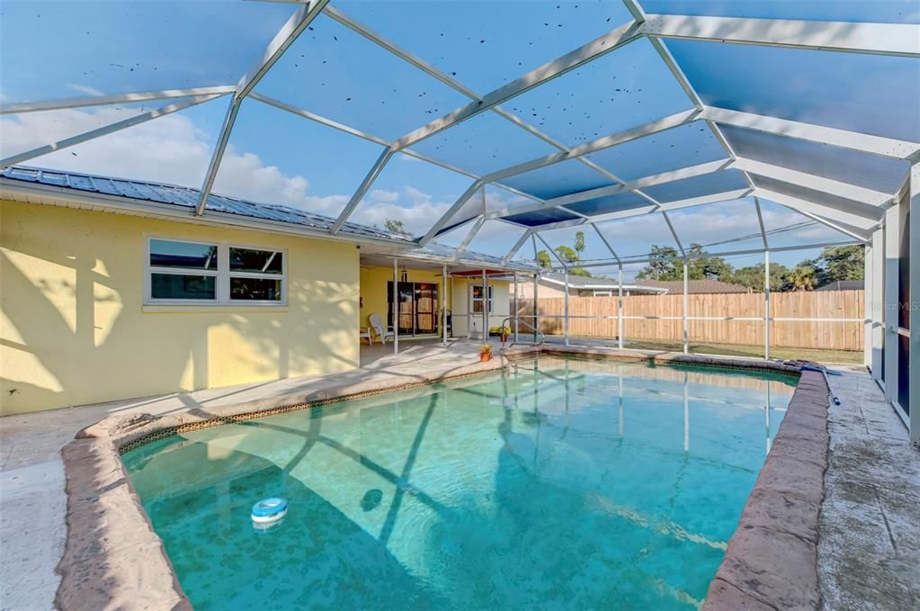 Под контрактом: $449,900 (3 спален, 2 ванн, 1468 Квадратных фут)