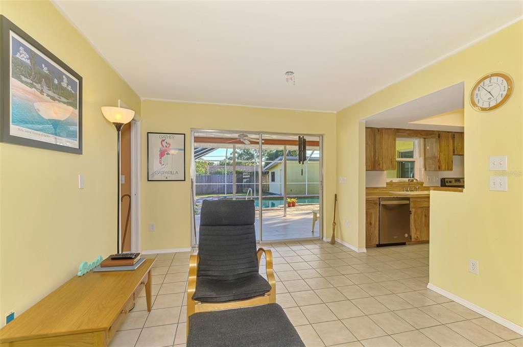 Под контрактом: $449,900 (3 спален, 2 ванн, 1468 Квадратных фут)