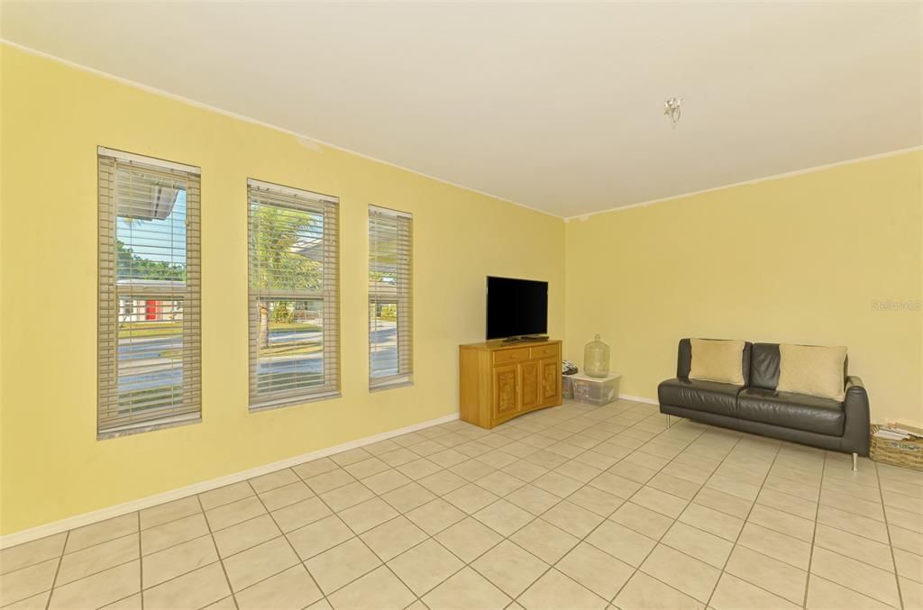 Под контрактом: $449,900 (3 спален, 2 ванн, 1468 Квадратных фут)