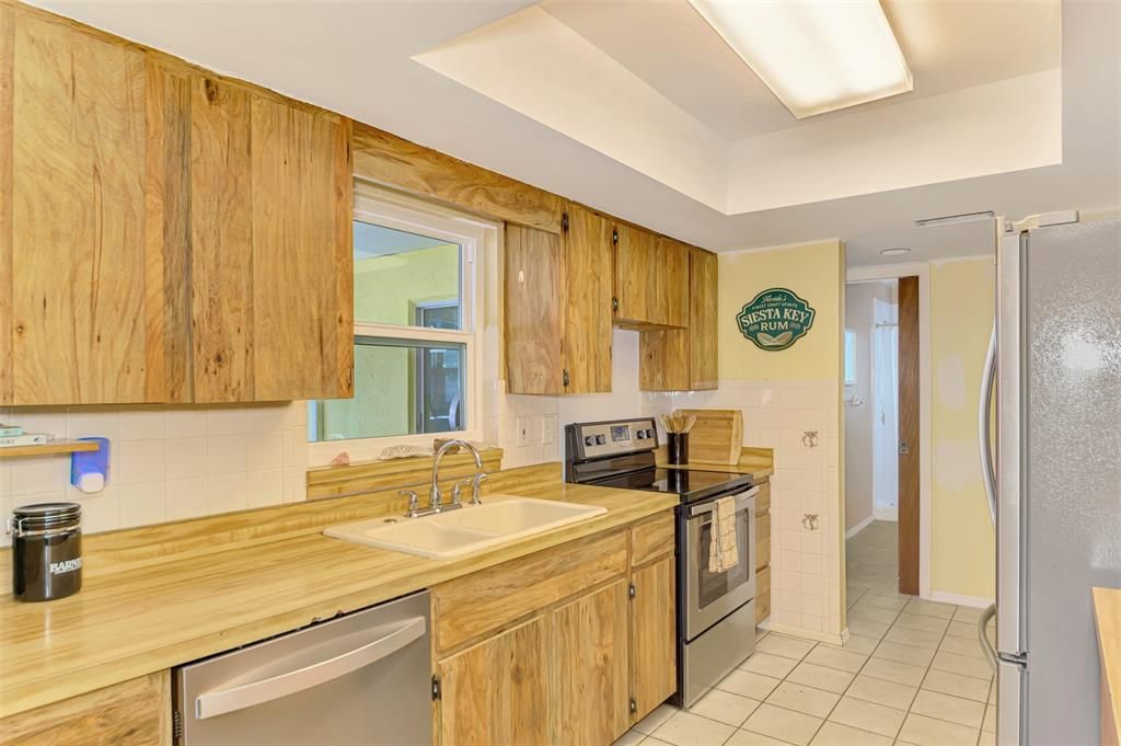 Под контрактом: $449,900 (3 спален, 2 ванн, 1468 Квадратных фут)