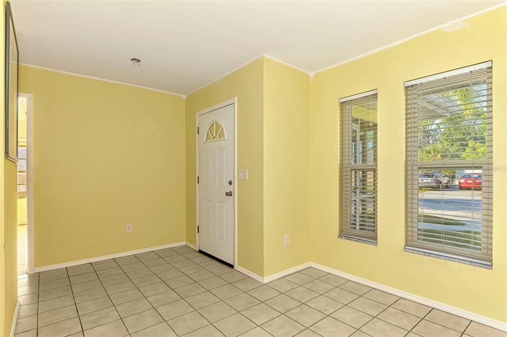 Под контрактом: $449,900 (3 спален, 2 ванн, 1468 Квадратных фут)