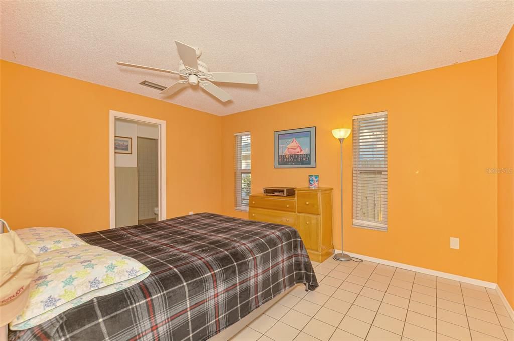 Под контрактом: $449,900 (3 спален, 2 ванн, 1468 Квадратных фут)