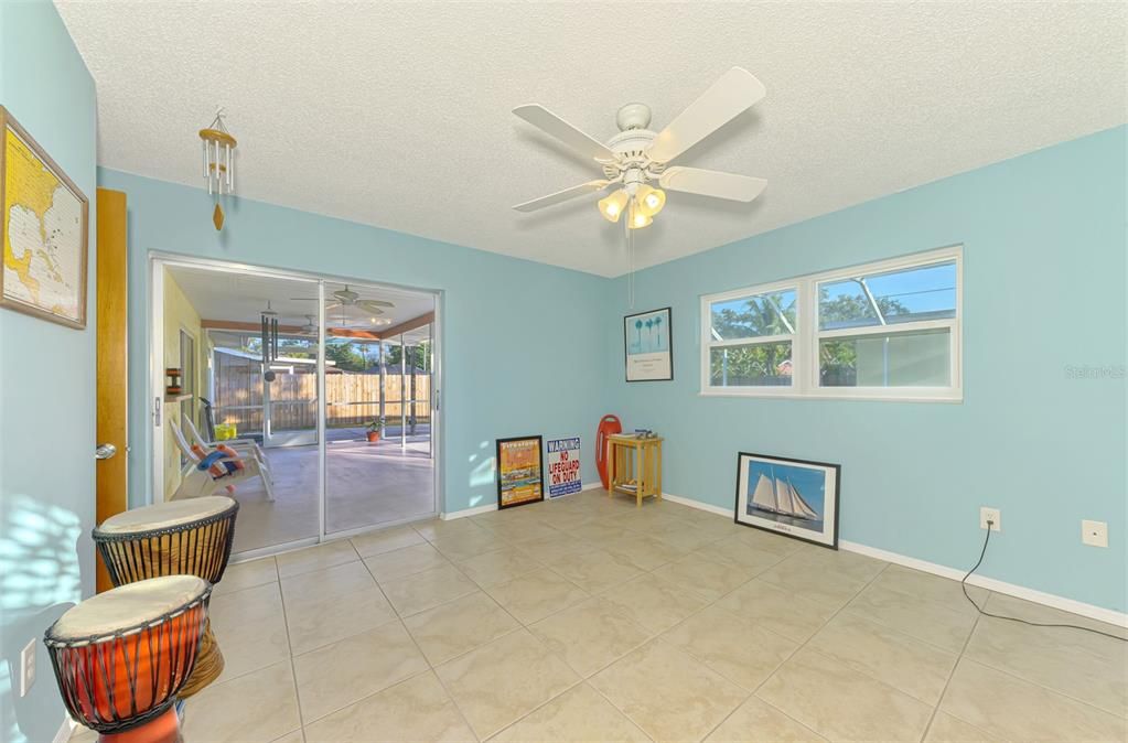 Под контрактом: $449,900 (3 спален, 2 ванн, 1468 Квадратных фут)