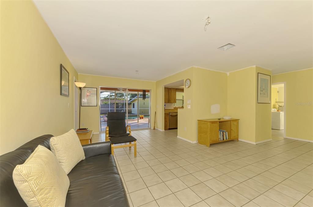 Под контрактом: $449,900 (3 спален, 2 ванн, 1468 Квадратных фут)