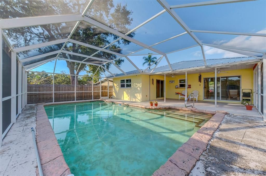 Под контрактом: $449,900 (3 спален, 2 ванн, 1468 Квадратных фут)