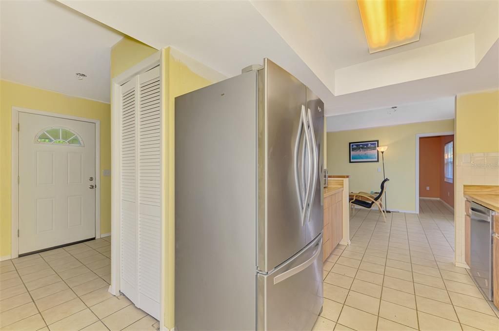 Под контрактом: $449,900 (3 спален, 2 ванн, 1468 Квадратных фут)