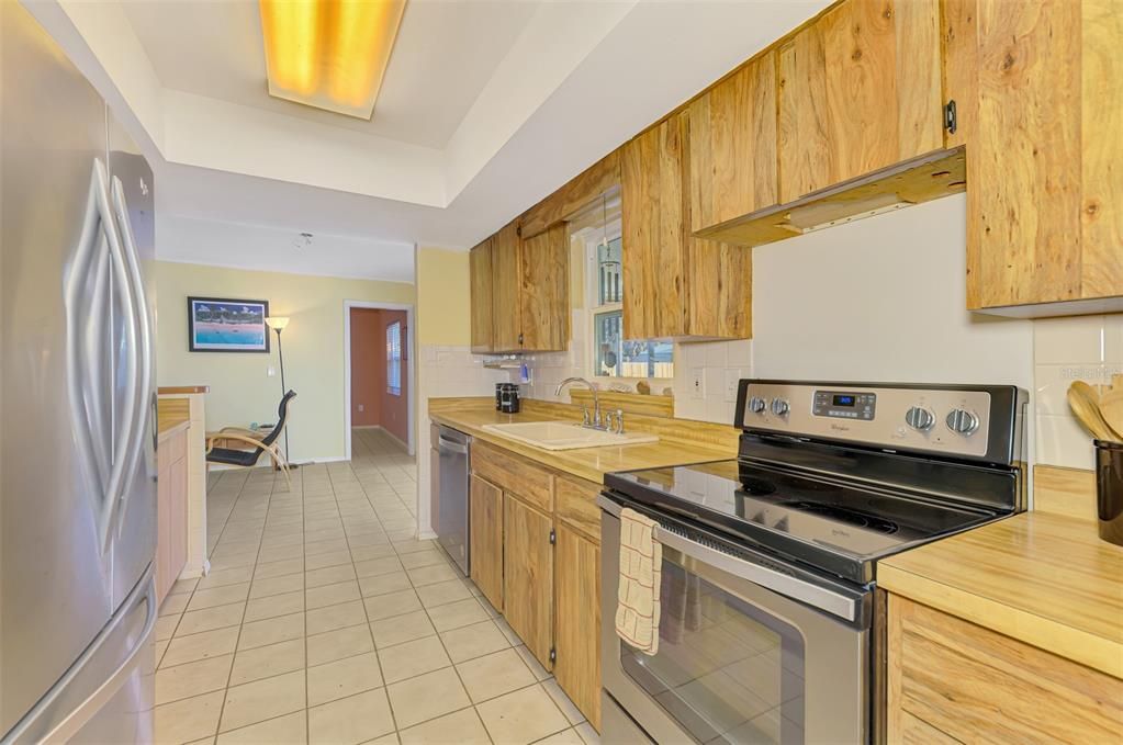 Под контрактом: $449,900 (3 спален, 2 ванн, 1468 Квадратных фут)