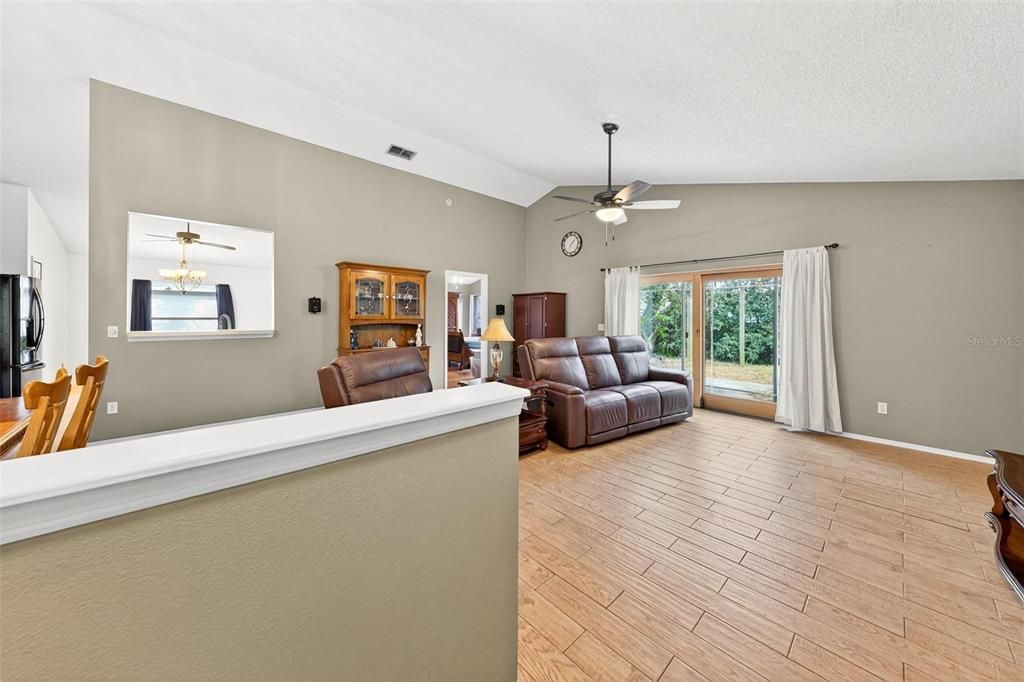 For Sale: $320,000 (3 beds, 2 baths, 1571 Square Feet)