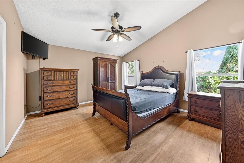 For Sale: $320,000 (3 beds, 2 baths, 1571 Square Feet)