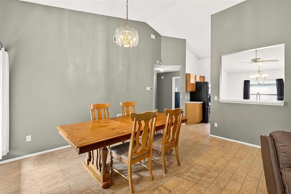 For Sale: $320,000 (3 beds, 2 baths, 1571 Square Feet)