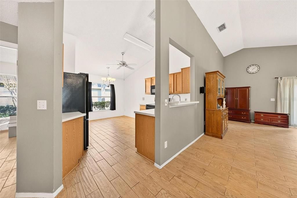 For Sale: $320,000 (3 beds, 2 baths, 1571 Square Feet)