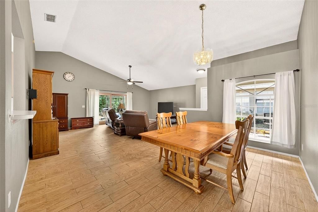 For Sale: $320,000 (3 beds, 2 baths, 1571 Square Feet)