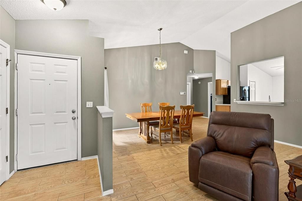 For Sale: $320,000 (3 beds, 2 baths, 1571 Square Feet)