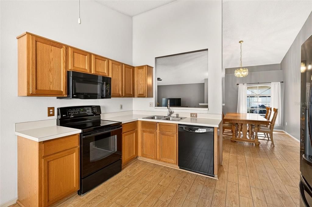 For Sale: $320,000 (3 beds, 2 baths, 1571 Square Feet)