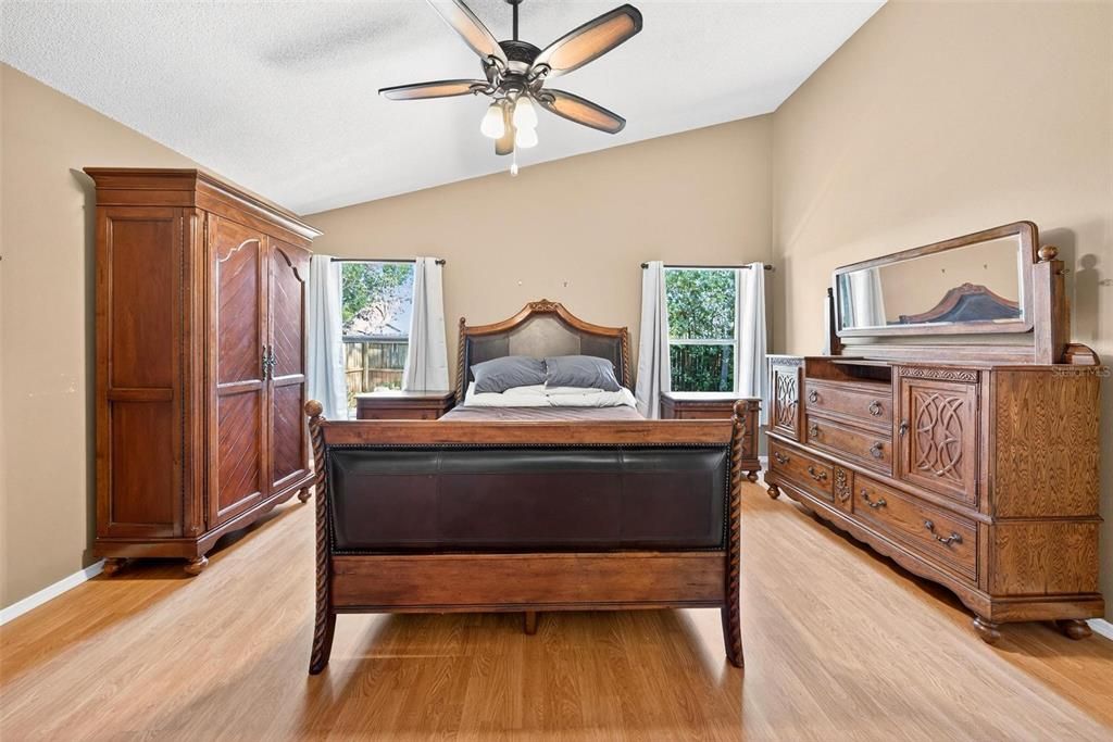 For Sale: $320,000 (3 beds, 2 baths, 1571 Square Feet)