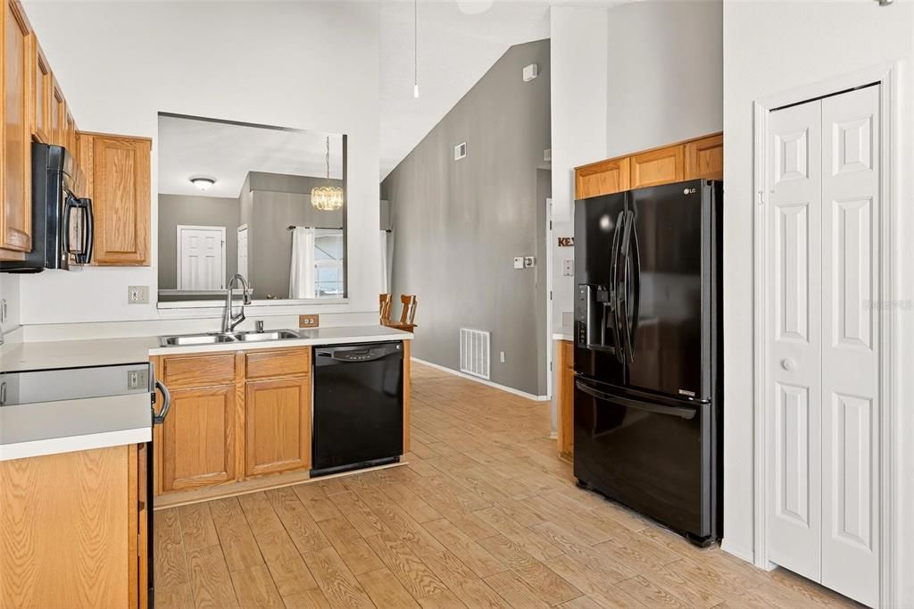 For Sale: $320,000 (3 beds, 2 baths, 1571 Square Feet)