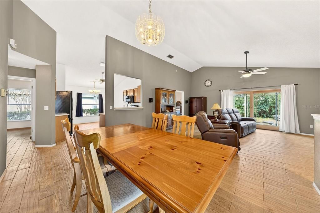 For Sale: $320,000 (3 beds, 2 baths, 1571 Square Feet)