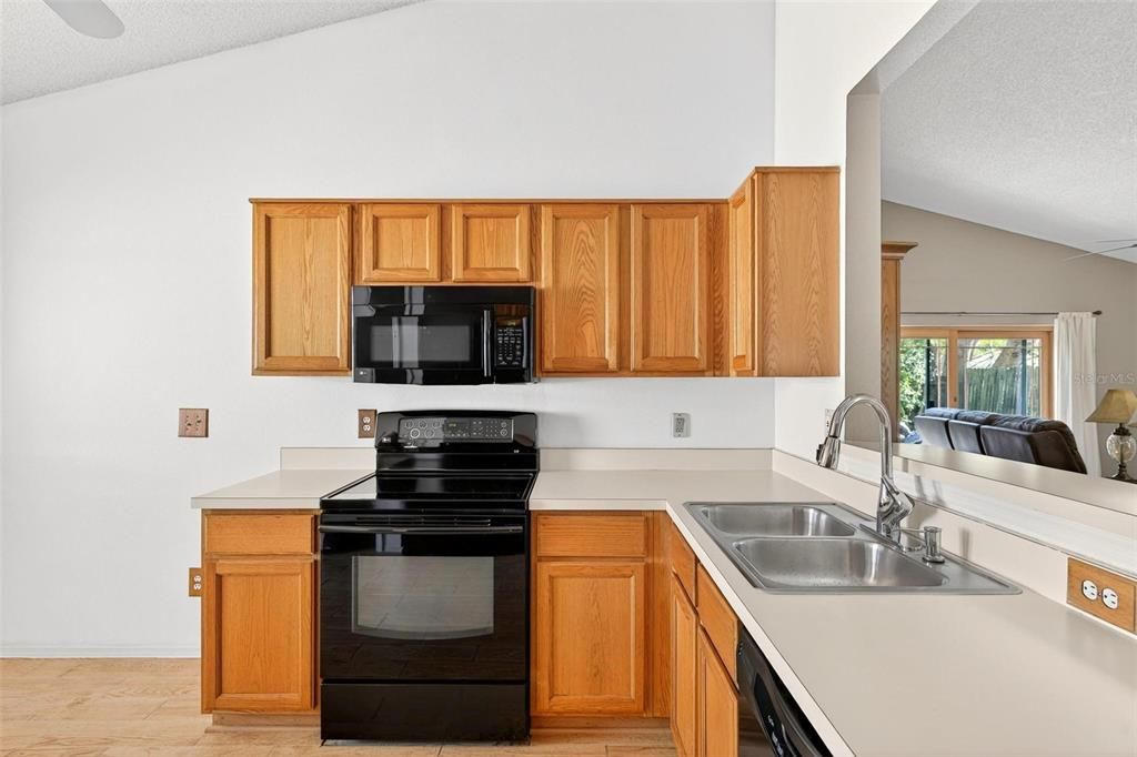 For Sale: $320,000 (3 beds, 2 baths, 1571 Square Feet)