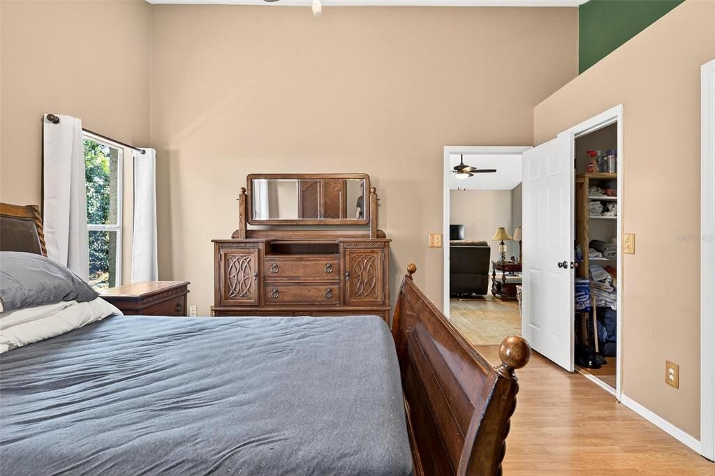 For Sale: $320,000 (3 beds, 2 baths, 1571 Square Feet)