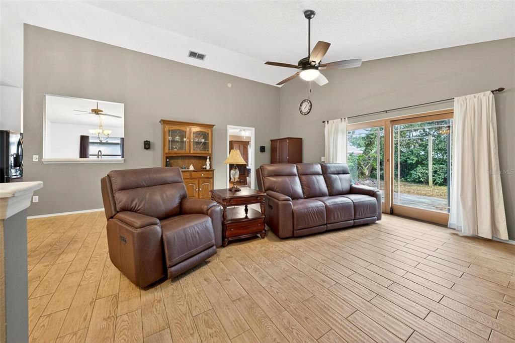 For Sale: $320,000 (3 beds, 2 baths, 1571 Square Feet)