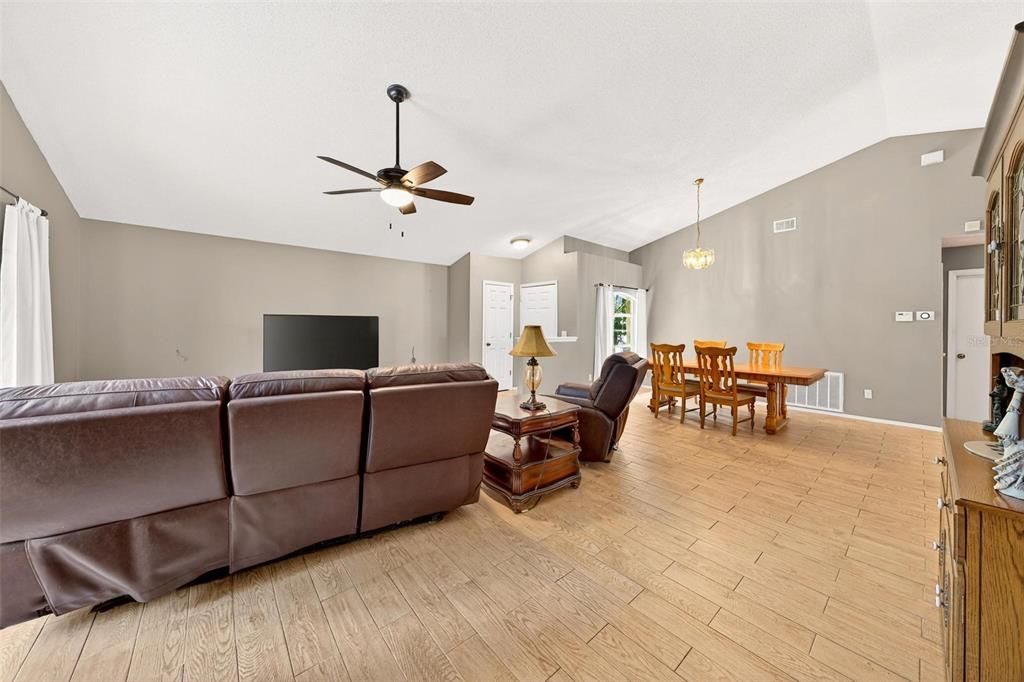 For Sale: $320,000 (3 beds, 2 baths, 1571 Square Feet)