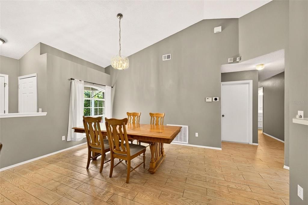 For Sale: $320,000 (3 beds, 2 baths, 1571 Square Feet)