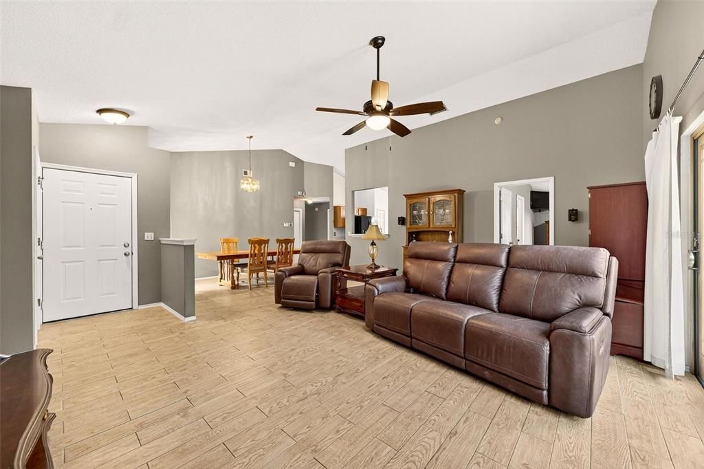 For Sale: $320,000 (3 beds, 2 baths, 1571 Square Feet)