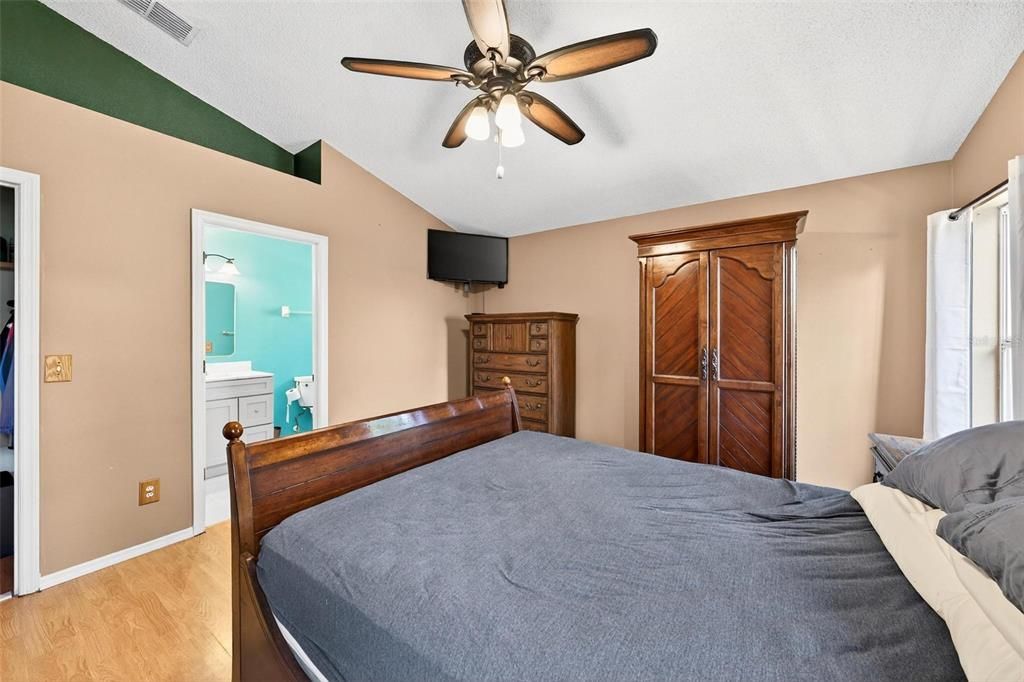 For Sale: $320,000 (3 beds, 2 baths, 1571 Square Feet)