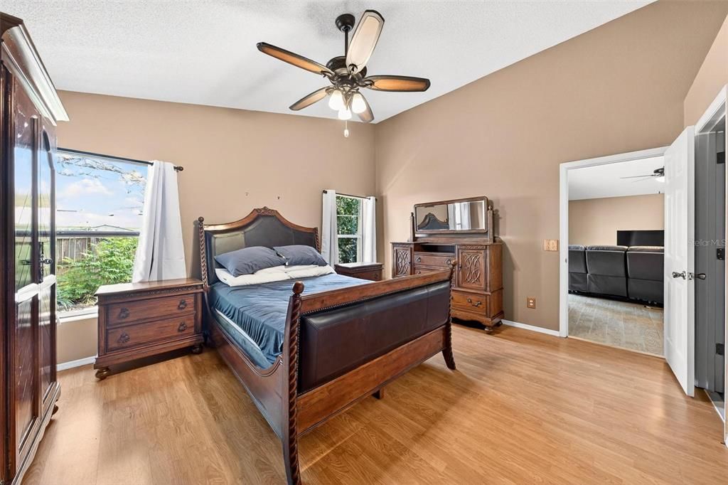 For Sale: $320,000 (3 beds, 2 baths, 1571 Square Feet)