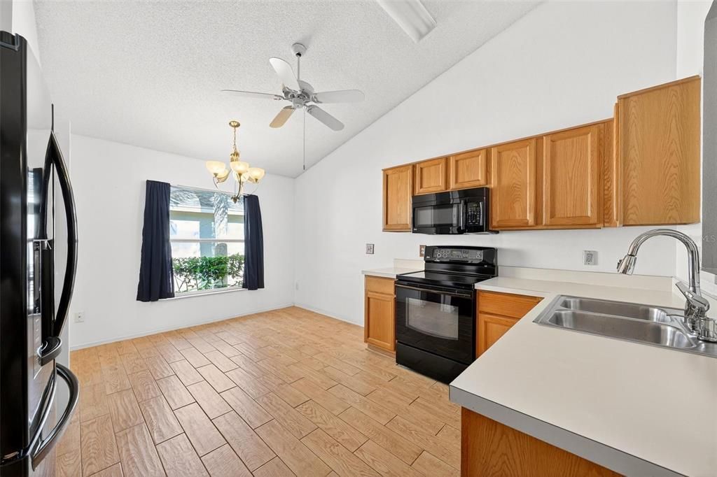 For Sale: $320,000 (3 beds, 2 baths, 1571 Square Feet)