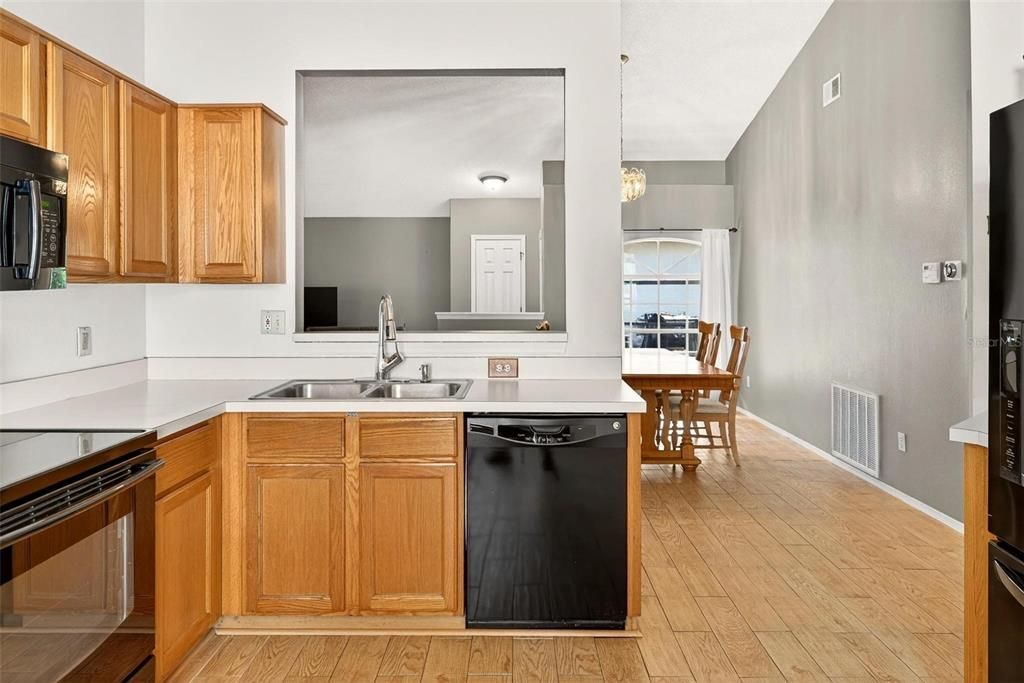 For Sale: $320,000 (3 beds, 2 baths, 1571 Square Feet)