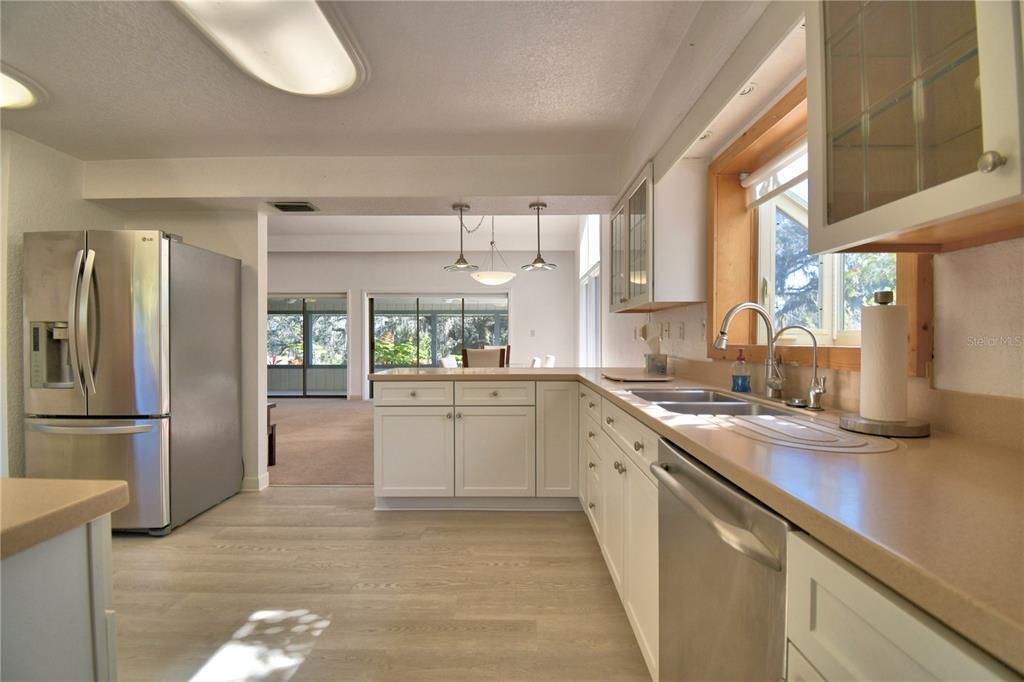 Под контрактом: $275,000 (2 спален, 2 ванн, 2133 Квадратных фут)