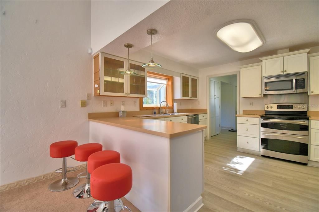 Под контрактом: $275,000 (2 спален, 2 ванн, 2133 Квадратных фут)